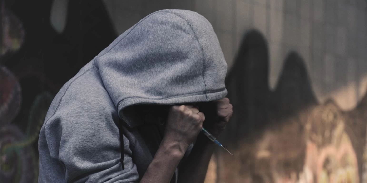 Κραυγή αγωνίας από τα Σεπόλια: «Βοηθήστε μας! Κάνουν εμπόριο και χρήση ναρκωτικών μπροστά στα παιδιά μας»